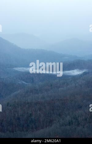 La mattina presto tormentate sopra le montagne nell'Appalachia Centrale. Foto Stock