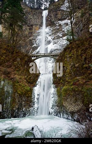 Ho frigid giorno a Multnomah Falls nella Columbia Gorge, Oregon, creato ghiaccio intorno alle cascate. Foto Stock