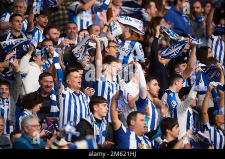 Gli spettatori celebrano il gol durante la partita della Santander League tra Real Sociedad CF e CA Osasuna allo stadio reale Arena il 31 dicembre 2022, i Foto Stock