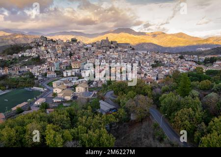 Scenic vista al tramonto di Castiglione di Sicilia villaggio, Sicilia, Italia Foto Stock