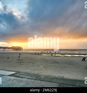 Persone sulla spiaggia di Blackpool il giorno di Capodanno 2023 Foto Stock