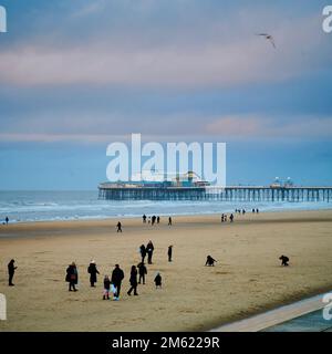 Persone sulla spiaggia di Blackpool il giorno di Capodanno 2023 Foto Stock