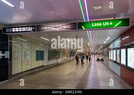 Indicazioni per la stazione della metropolitana, Vienna, Austria Foto Stock