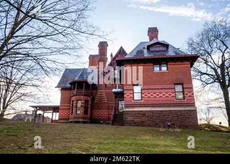 Hartford, CT - USA - 28 dicembre 2022 Vista della storica casa di Mark Twain. Casa di Samuel Langhorne Clemens dal 1874 al 1891. Progettato da Edward Tucker Foto Stock