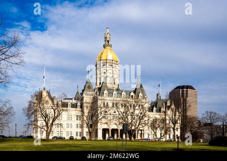 Hartford, CT - USA - 28 Dicembre 2022 Vista orizzontale della storica capitale dello Stato del Connecticut, l'edificio in stile Eastlake con una distintiva torre a cupola Foto Stock