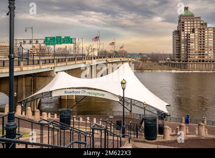 Hartford, CT - USA - 28 Dicembre 2022 Vista orizzontale dell'iconico Mortensen Riverfront Plaza, il pezzo centrale del sistema di recupero del Riverfront park wi Foto Stock