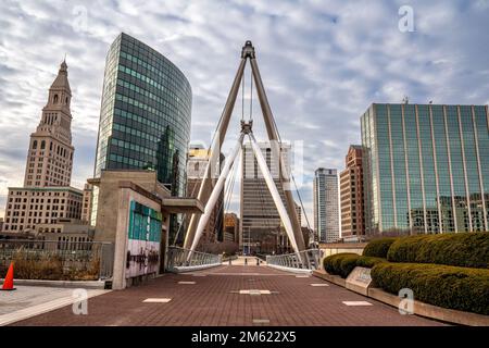 Hartford, CT - USA - 28 Dicembre 2022 Vista orizzontale dell'iconico Phoenix Gateway Bridge, una meraviglia architettonica moderna. costruito per pedoni solo a f Foto Stock