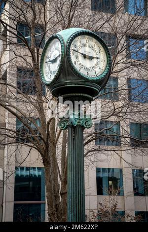 Hartford, CT - USA - 28 dicembre 2022 immagine verticale di un antico orologio da strada con il nome Hartford National Bank and Trust Company nasce dalla s Foto Stock