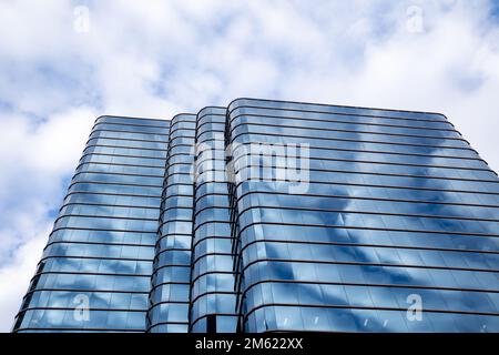 Hartford, CT - USA - 28 Dicembre 2022 Vista in primo piano orizzontale della scintillante facciata di vetro blu dell'Hartford Center - 100 Pearl Street, un prominente fuori Foto Stock