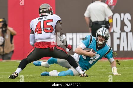 Tampa, Stati Uniti. 01st Jan, 2023. Carolina Panthers quarterback Sam Darnold (14) scivola per evitare un tackle da Tampa Bay Buccaneers linebacker Devin White (45) durante il primo tempo al Raymond James Stadium a Tampa, Florida Domenica, 1 gennaio 2023. Foto di Steve Nesius/UPI Credit: UPI/Alamy Live News Foto Stock