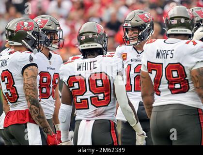 Tampa, Stati Uniti. 01st Jan, 2023. Tom Brady (12) parla con i compagni di squadra nella huddle durante il primo tempo al Raymond James Stadium di Tampa, Florida, domenica 1 gennaio 2023. Foto di Steve Nesius/UPI Credit: UPI/Alamy Live News Foto Stock