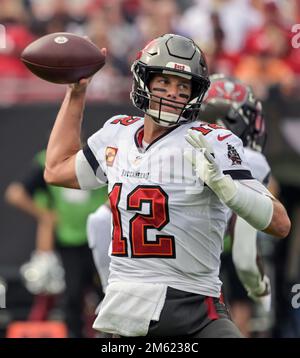 Tampa, Stati Uniti. 01st Jan, 2023. Tom Brady (12) passa durante il primo tempo al Raymond James Stadium di Tampa, Florida, domenica 1 gennaio 2023. Foto di Steve Nesius/UPI Credit: UPI/Alamy Live News Foto Stock