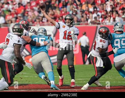 Tampa, Stati Uniti. 01st Jan, 2023. Tom Brady (12), il quartback dei Buccaneers di Tampa Bay, passa dalla tasca contro i Carolina Panthers durante il primo tempo al Raymond James Stadium di Tampa, Florida, domenica 1 gennaio 2023. Foto di Steve Nesius/UPI Credit: UPI/Alamy Live News Foto Stock