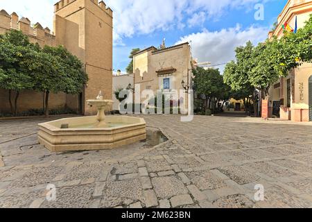 Fontana della Plaza de la Alianza in una giornata di sole senza pedoni. Foto Stock