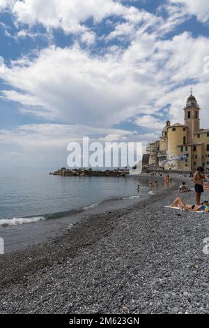 Panorama della costa di Camogli e spiaggia rocciosa con gente. Piccolo villaggio di pescatori e località di villeggiatura vicino alla penisola di Portofino, nella Riviera di le Foto Stock