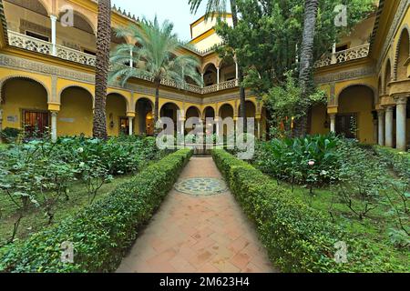 Cortile del Palacio de las Duenas senza visitatori poco prima dell'orario di chiusura Foto Stock