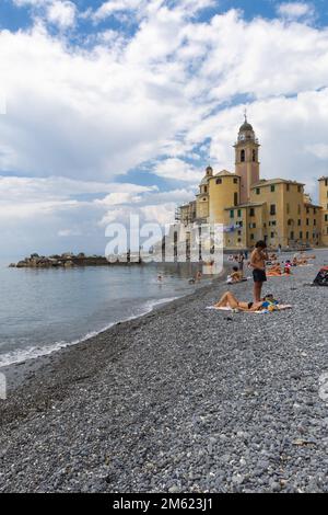 Panorama della costa di Camogli e spiaggia rocciosa con gente. Piccolo villaggio di pescatori e località di villeggiatura vicino alla penisola di Portofino, nella Riviera di le Foto Stock