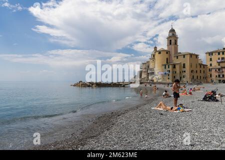 Panorama della costa di Camogli e spiaggia rocciosa con gente. Piccolo villaggio di pescatori e località di villeggiatura vicino alla penisola di Portofino, nella Riviera di le Foto Stock