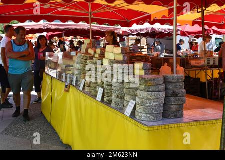 Una tipica stalla di formaggio nel mercato di strada di Chamonix in estate, alta Savoia, Francia Foto Stock