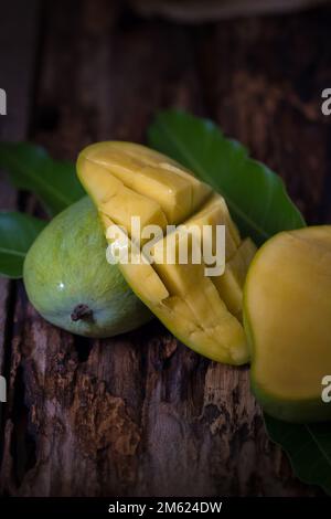 Mango frutta e cubetti di mango sul tavolo di legno. Foto Stock