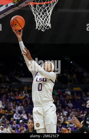 Baton Rouge, LOUISIANA, Stati Uniti. 1st Jan, 2023. LaDazhia Williams della LSU (0) fa un lay up durante l'azione di pallacanestro femminile della NCAA tra i Vanderbilt Commodores e i LSU Tigers al Pete Maravich Assembly Center a Baton Rouge, LOUISIANA. Jonathan Mailhes/CSM/Alamy Live News Foto Stock