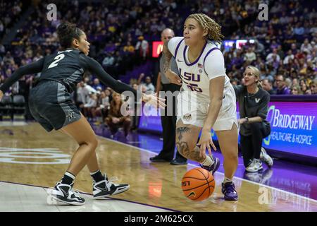 Baton Rouge, LOUISIANA, Stati Uniti. 1st Jan, 2023. Kateri Poole (55) della LSU guida intorno a Jada Brown di Vanderbilt (2) durante l'azione di pallacanestro femminile NCAA tra i Vanderbilt Commodores e i LSU Tigers presso il Pete Maravich Assembly Center a Baton Rouge, LOUISIANA. Jonathan Mailhes/CSM/Alamy Live News Foto Stock