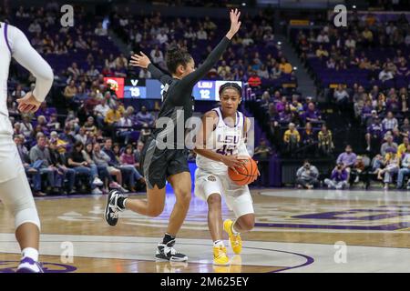 Baton Rouge, LOUISIANA, Stati Uniti. 1st Jan, 2023. Alexis Morris della LSU (45) cerca di guidare un difensore Vanderbilt durante l'azione di pallacanestro femminile NCAA tra i Vanderbilt Commodores e i LSU Tigers al Pete Maravich Assembly Center a Baton Rouge, LOUISIANA. Jonathan Mailhes/CSM/Alamy Live News Foto Stock