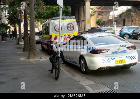 Ambulanza di emergenza e polizia sono arrivati in un edificio di appartamenti per assistere ad un'emergenza sanitaria Foto Stock