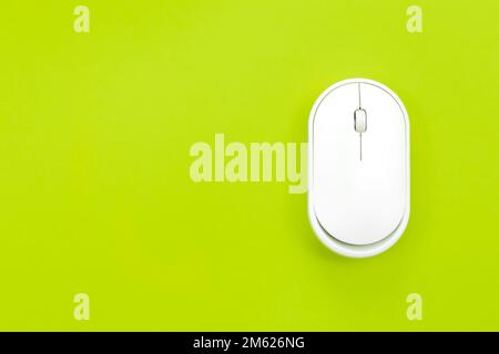 Mouse per computer su sfondo verde isolato, piatto. Foto Stock