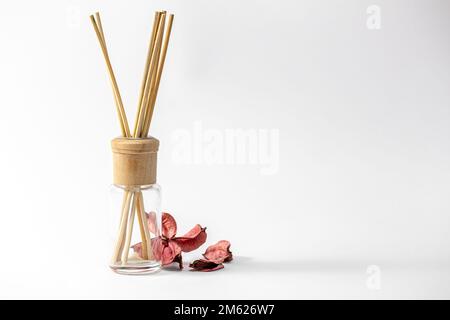 Incenso bastoni per la casa su uno sfondo bianco isolato. Foto Stock