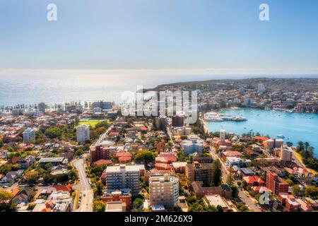 Strade e case di Manly residenziale ricco sobborgo sulle spiagge del nord di Sydney dal porto centrale a Manly Beach - paesaggio aereo. Foto Stock