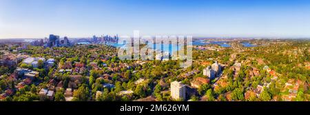 Panorama aereo a Sydney sopra i ricchi sobborghi residenziali della sponda nord inferiore sul lungomare del Porto di Sydney. Foto Stock