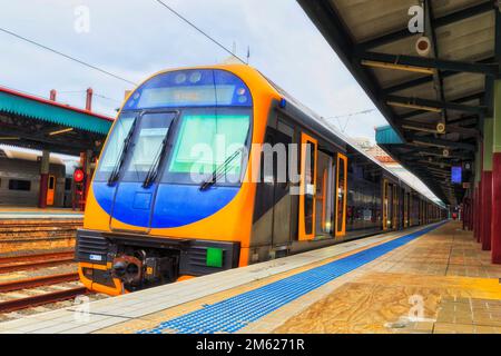 Cabina locomotiva dell'equipaggio del treno passeggeri Intercity alla piattaforma della stazione centrale di Sydney, Australia. Foto Stock