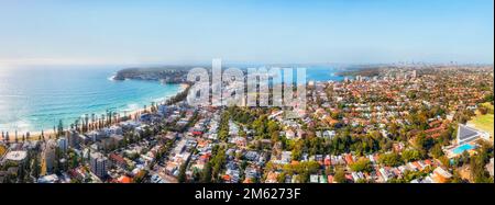 Alto panorama aereo sul famoso sobborgo di Manly Beach sulle spiagge settentrionali di Sydney - panoramico paesaggio urbano. Foto Stock