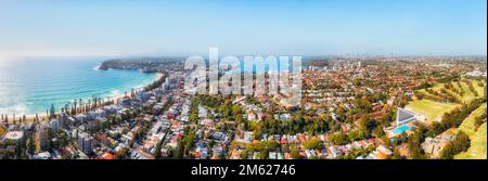 Ampio panorama aereo sul famoso sobborgo di Manly Beach sulle spiagge settentrionali di Sydney - panoramico paesaggio urbano. Foto Stock