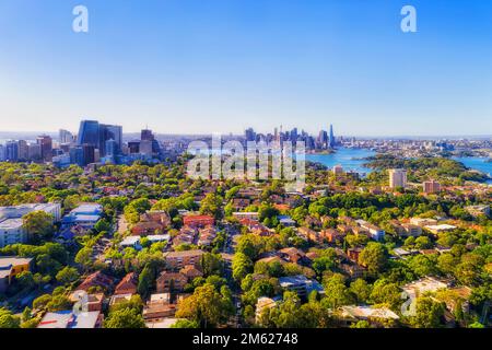 Ricchi e frondosi sobborghi della Lower North Shore di Sydney in vista aerea del paesaggio urbano verso il Porto e la Citta' del CBD di Sydney. Foto Stock