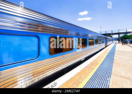 Treno passeggeri Intercity alla stazione ferroviaria di Wagga Wagga piattaforma - lato treno lungo. Foto Stock