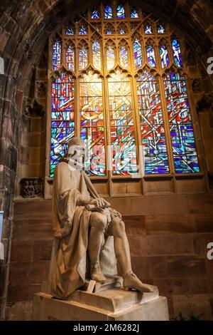 Vetrate,Statua,di,Humphrey,Chetham,in,AT,Cattedrale,Cattedrale di Manchester,religione,religioso,edificio,Chiesa d'Inghilterra,interno,Deansgate,Manchester,città,centro,centro,nord-ovest, Inghilterra,nord-ovest,inglese,città inglese,Levelling Up,Greater Manchester, GB,Gran Bretagna,Gran Bretagna,britannica,Regno Unito,città inglese, Foto Stock