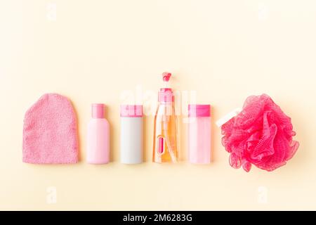 Set di piccole bottiglie di cosmetici rosa per viaggi o hotel Foto Stock