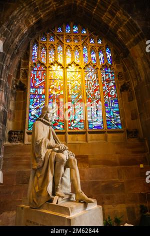 Vetrate,Statua,di,Humphrey,Chetham,in,AT,Cattedrale,Cattedrale di Manchester,religione,religioso,edificio,Chiesa d'Inghilterra,interno,Deansgate,Manchester,città,centro,centro,nord-ovest, Inghilterra,nord-ovest,inglese,città inglese,Levelling Up,Greater Manchester, GB,Gran Bretagna,Gran Bretagna,britannica,Regno Unito,città inglese, Foto Stock