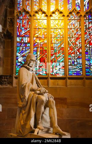 Vetrate,Statua,di,Humphrey,Chetham,in,AT,Cattedrale,Cattedrale di Manchester,religione,religioso,edificio,Chiesa d'Inghilterra,interno,Deansgate,Manchester,città,centro,centro,nord-ovest, Inghilterra,nord-ovest,inglese,città inglese,Levelling Up,Greater Manchester, GB,Gran Bretagna,Gran Bretagna,britannica,Regno Unito,città inglese, Foto Stock