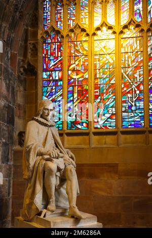 Vetrate,Statua,di,Humphrey,Chetham,in,AT,Cattedrale,Cattedrale di Manchester,religione,religioso,edificio,Chiesa d'Inghilterra,interno,Deansgate,Manchester,città,centro,centro,nord-ovest, Inghilterra,nord-ovest,inglese,città inglese,Levelling Up,Greater Manchester, GB,Gran Bretagna,Gran Bretagna,britannica,Regno Unito,città inglese, Foto Stock