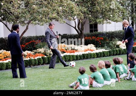 10/14/1982 il presidente Reagan con una manifestazione di calcio con i bambini, Pelé e Steve Moyers nel Rose Garden. Foto Stock