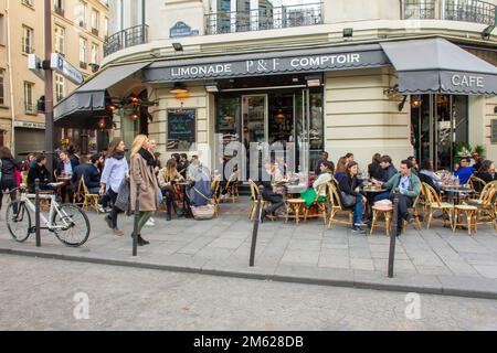 05-15-2016 Parigi, Francia. Street cafe a Parigi - persone che bevono e fumano in un bar all'aperto (tavoli) in una giornata di sole Foto Stock