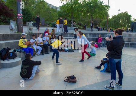 05-15-2016 Parigi, Francia. Danza Capoeira (o sistema) sulle rive della Senna a Parigi. Incantevole maggio. Giovani , sorridenti. Foto Stock