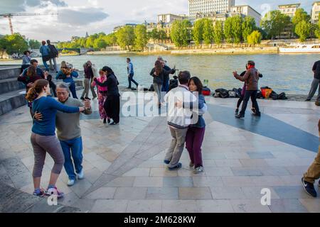 05-15-2016 Parigi, Francia. Danza Tango sul terrapieno di Parigi bellissimo maggio a Parigi - stile di vita attivo e sano! Fiume Senna vicino a. Foto Stock