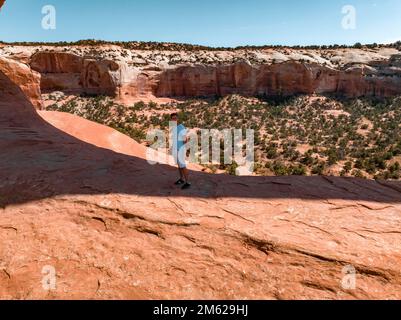 Giovane uomo in piedi nel Parco Nazionale Arches in Arizona, USA. Foto Stock