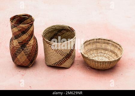 Artigianato; tre diversi cestini realizzati con Wicker. Foto Stock