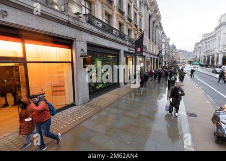 Diverse strade principali dello shopping sono viste per essere relativamente tranquilla questo pomeriggio, un giorno prima della vigilia di Natale. Immagine scattata il 23rd dicembre 2022. © Belinda J Foto Stock