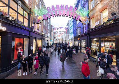 Diverse strade principali dello shopping sono viste per essere relativamente tranquilla questo pomeriggio, un giorno prima della vigilia di Natale. Immagine scattata il 23rd dicembre 2022. © Belinda J Foto Stock